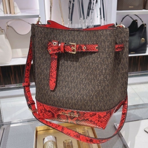 【激安アウトレット!】 セールMichael Kors EMILIAスネーク柄バケットメッセンジャー ショルダーバッグ・ポシェット 【激安アウトレット!】 セールMichael Kors EMILIAスネーク柄バケットメッセンジャー ショルダーバッグ・ポシェット