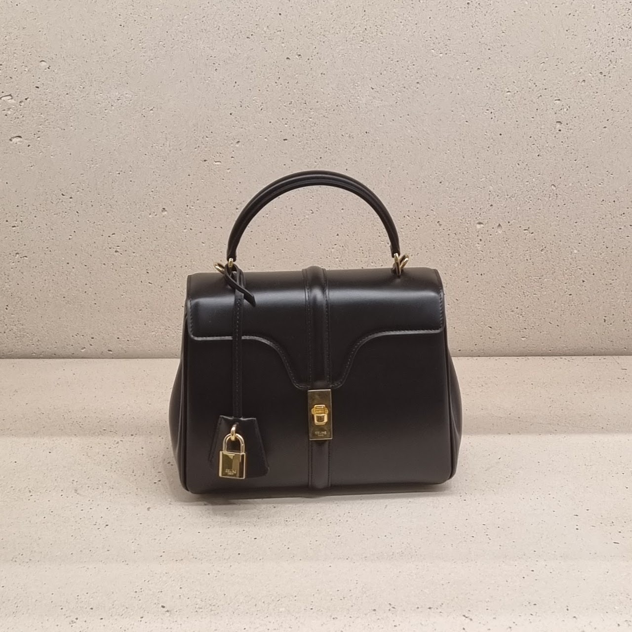 MINI 16 IN SATINATED CALFSKIN 格安新品 レディースファッション