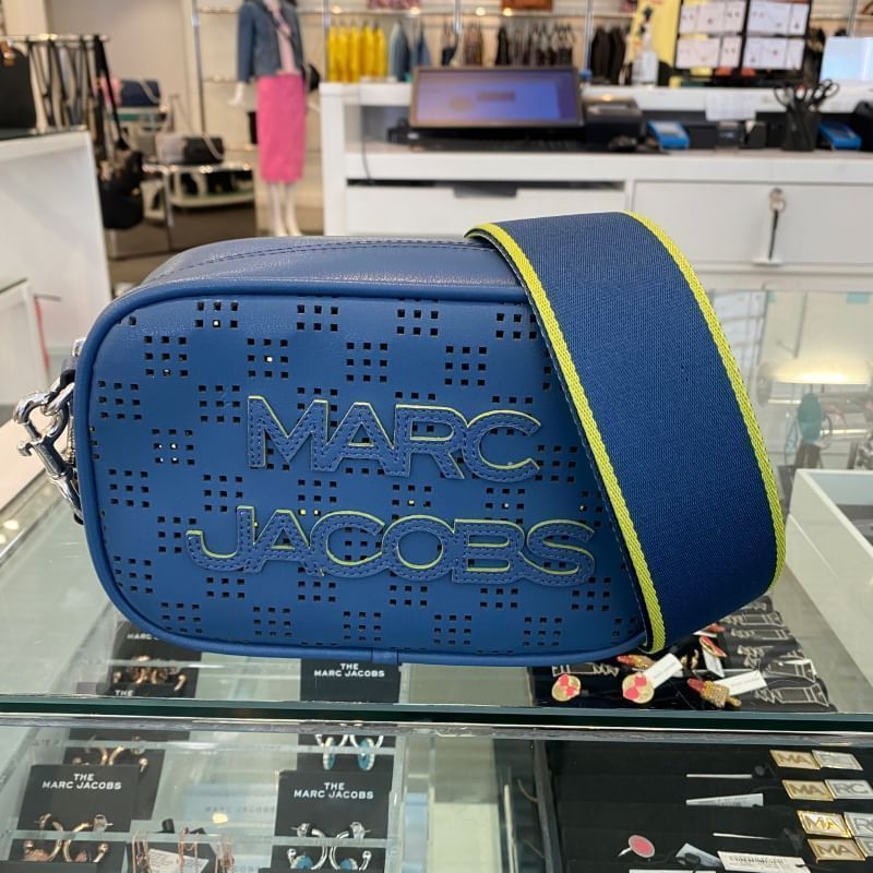 Marc Jacobs ロゴ クロスボディー パーフォレイティドレザー