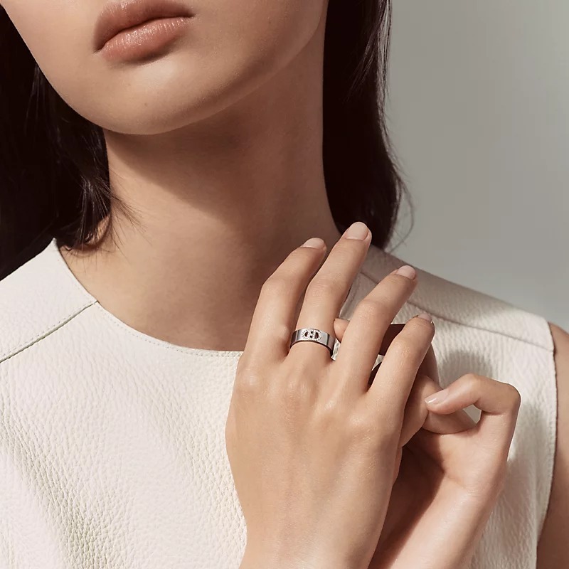 星がきらめく遊び心があるデザイン★【CHANEL】CCロゴ ブローチ 星がきらめく遊び心があるデザイン☆【CHANEL】CCロゴ ブローチ