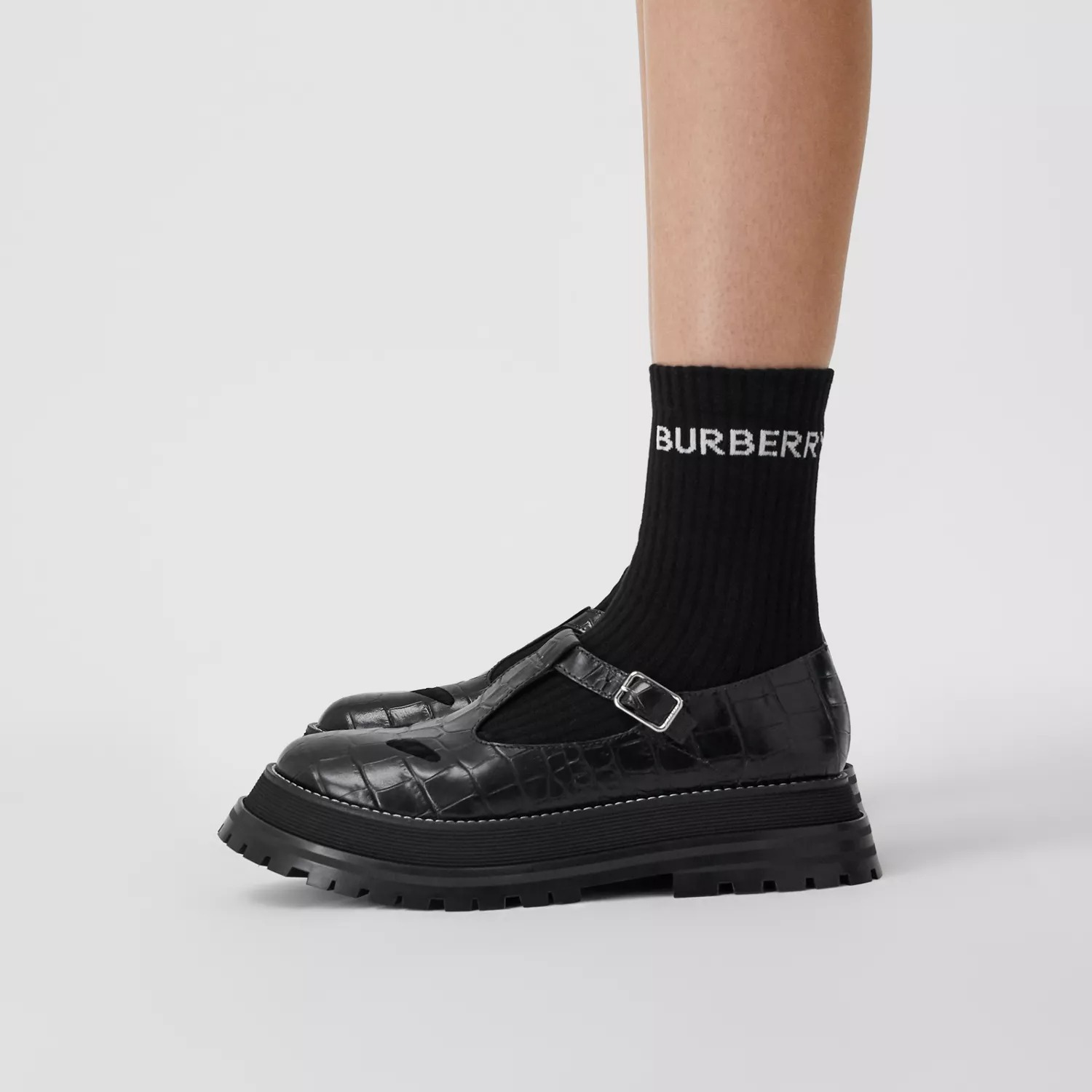 最安値直営店買付【バーバリー】エンボスレザー Tストラップシューズ 独特な Burberryフラットシューズ フラットシューズ/バレエシューズ
