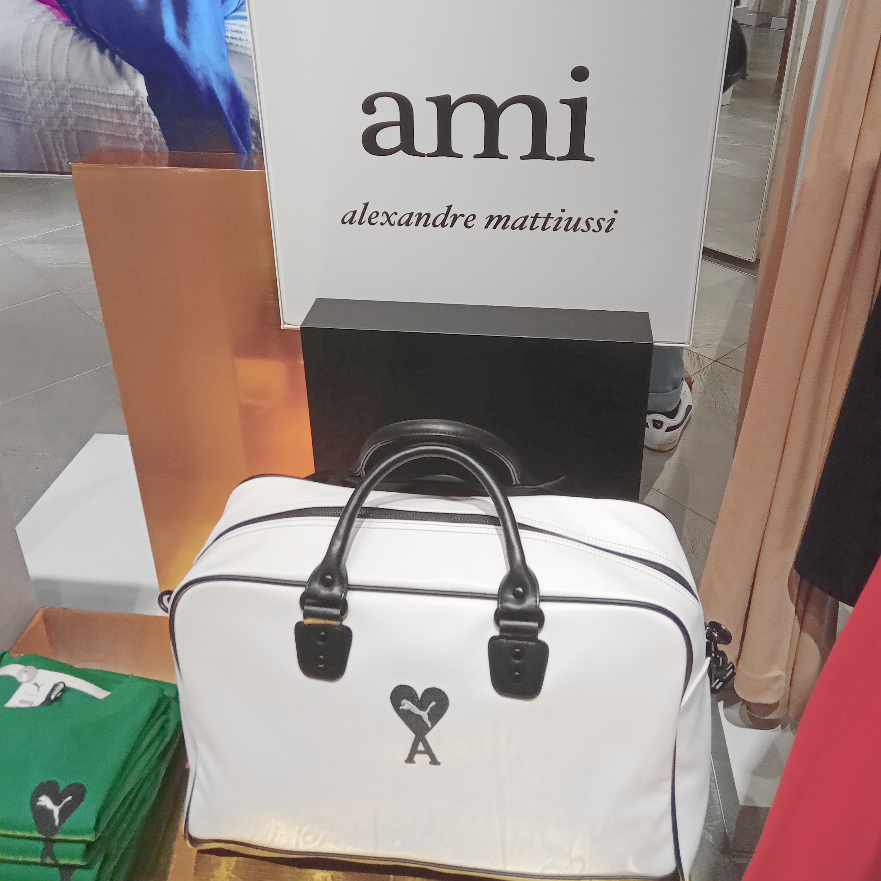 ☆完売前に☆ユニセックス PUMA x AMI グリップ バッグ☆追跡付 (AMI