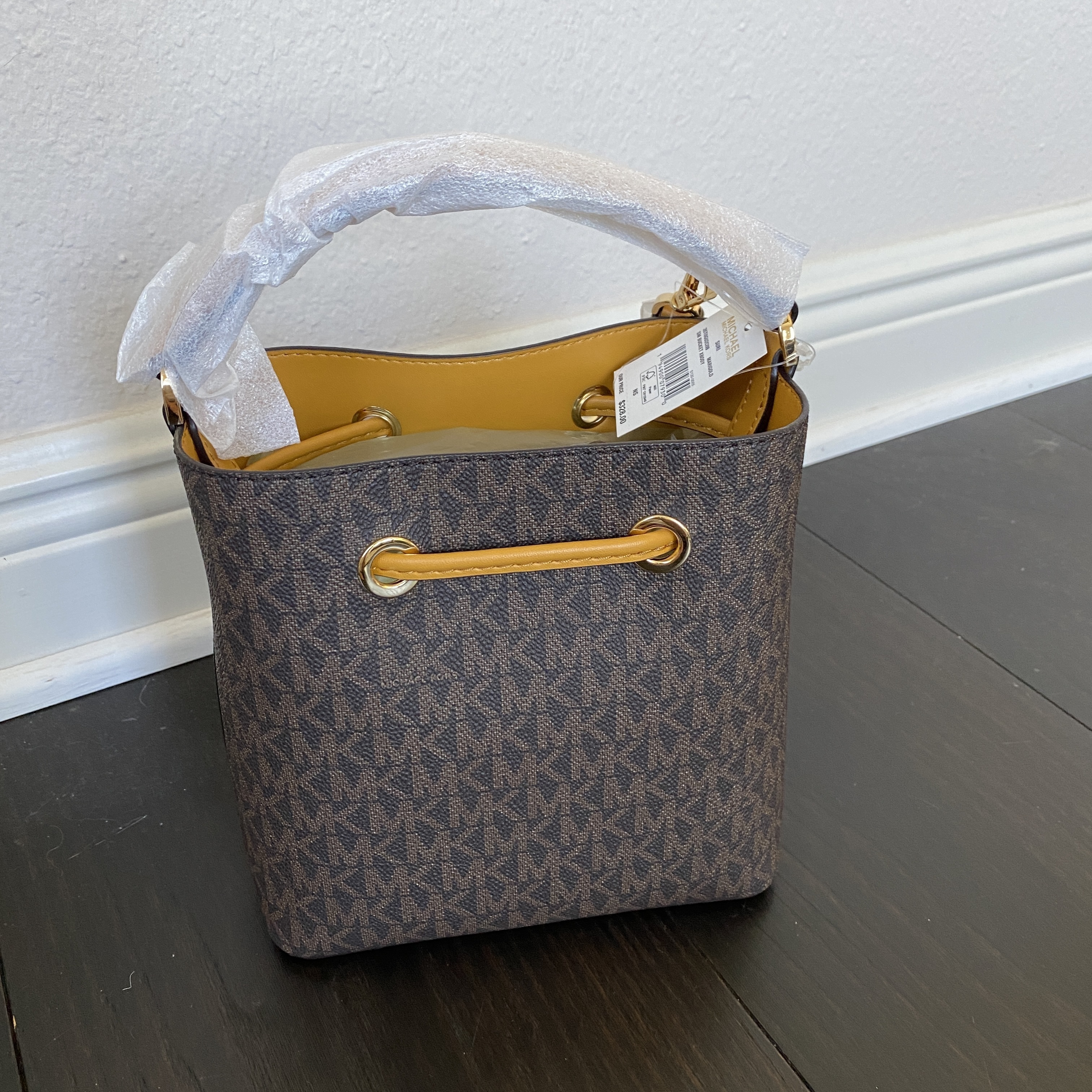 関税込＋大人気★Michael Kors★SURI SMALL BUCKET XBODY 関税込＋大人気☆Michael Kors☆SURI SMALL BUCKET XBODY