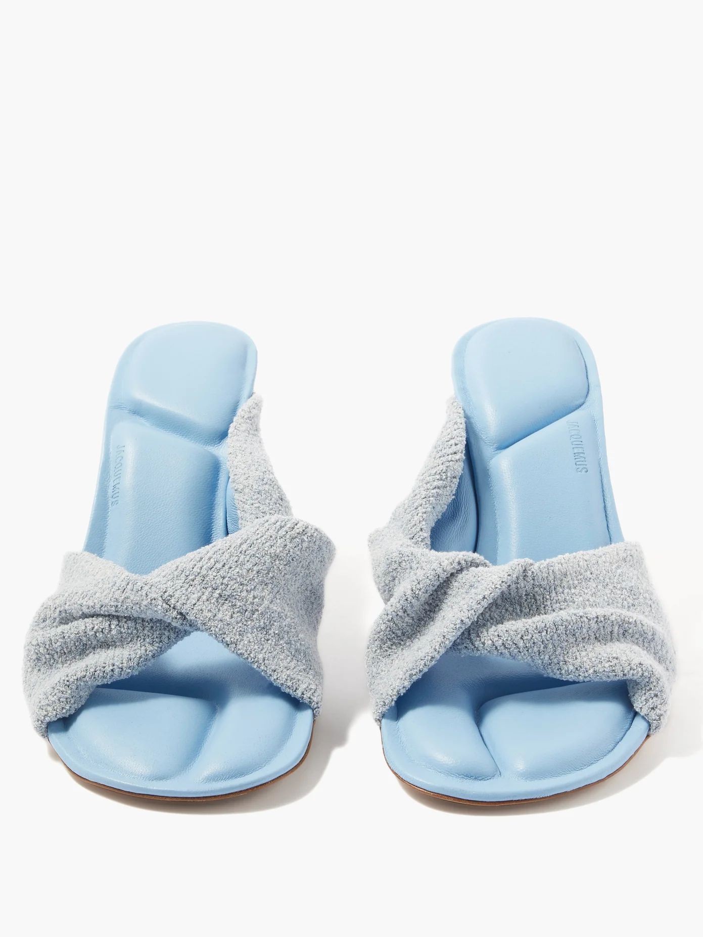 JACQUEMUS バヌ ツイストストラップ テリー&レザーミュール ...