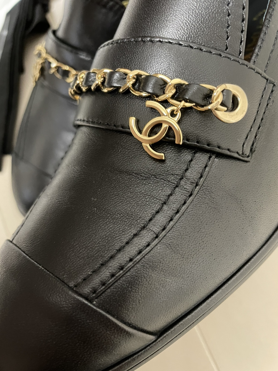 在庫残り１点！！【CHANEL】 ラムスキン ローファー ローファー - シャイニー ラムスキン、ブラック — ファッション