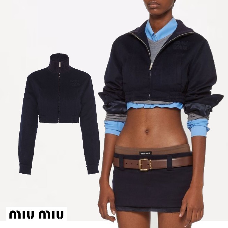 素晴らしい品質 海外で話題【miumiu】クロップドジップアップベルベットジャケ ブルゾン 素晴らしい品質 海外で話題【miumiu】クロップドジップアップベルベットジャケ ブルゾン
