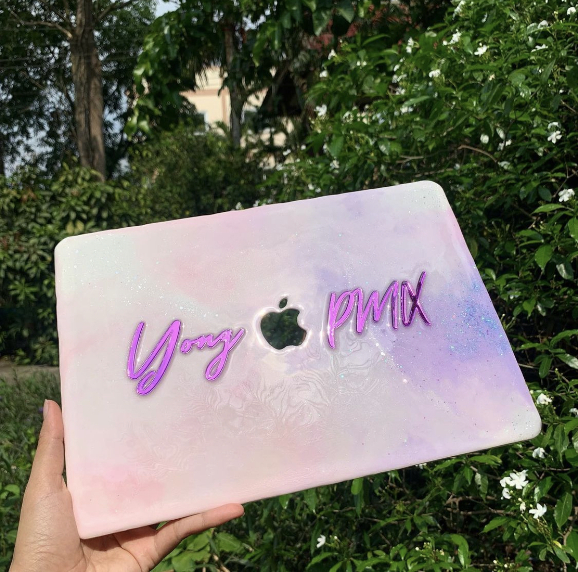 パステル大理石風ケースに名前が入れられるMacbookケース