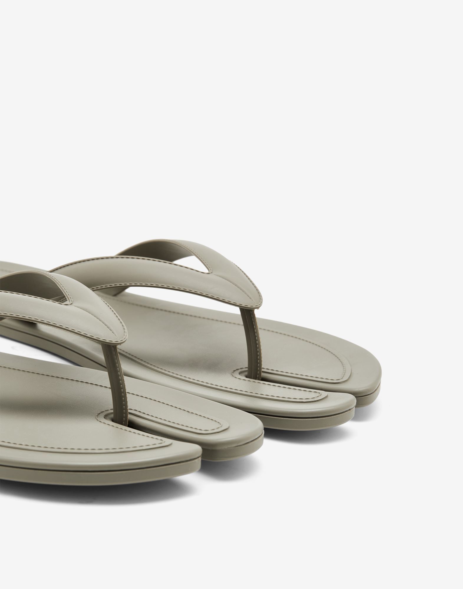 【Maison Margiela】サンダル 無地 足袋 *送料/関税込み* Maison Margiela☆足袋ビーチサンダル