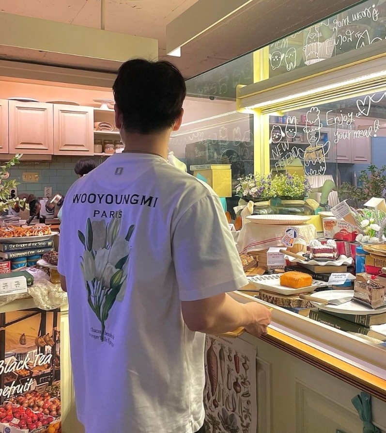 【関税込み】WOOYOUNGMI グレー ロゴプリント Tシャツ アートプリントTシャツ(グレー) - seventen