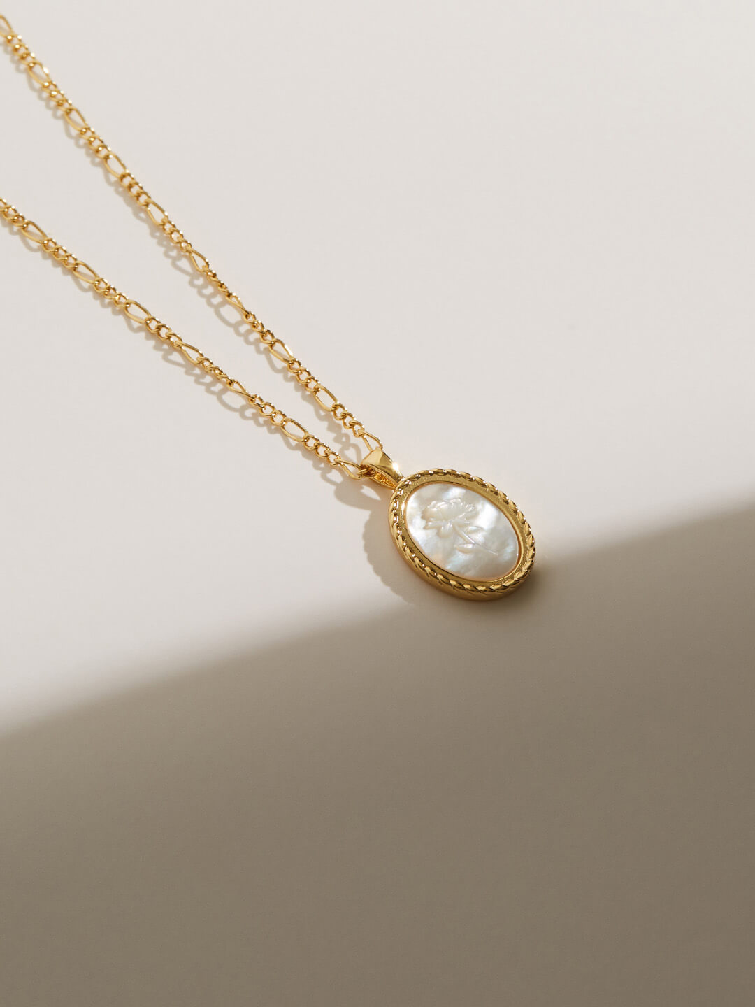 ana luisa◆マザーオブパール刻印ネックレス＊HANNAH ana luisa◇マザーオブパール刻印ネックレス＊HANNAH (ana luisa