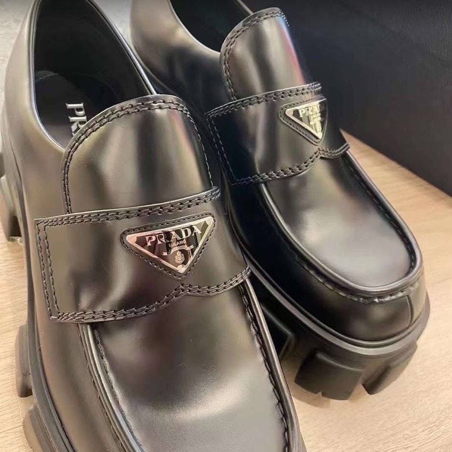 PRADA】プラダ モノリス ブラッシュドレザー ローファー (PRADA/ドレス