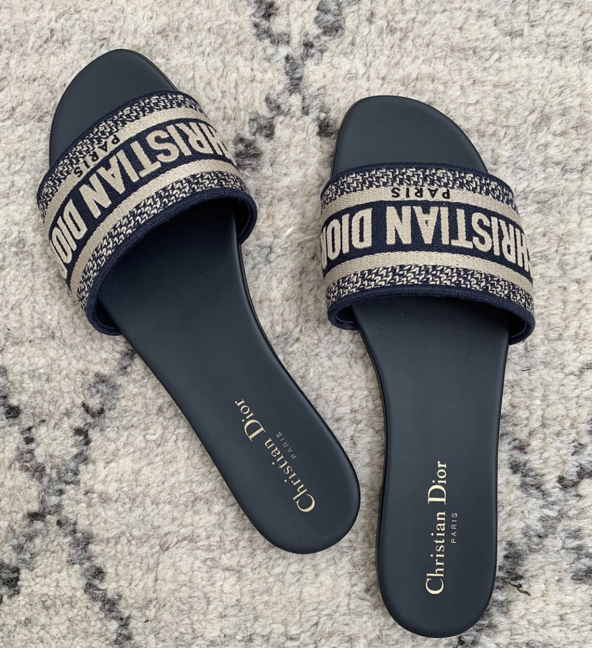 ★夏の定番★【Dior】《DWAY》 刺繍ロゴ入りミュール サンダル