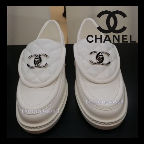 お得な情報満載 【CHANEL】日本未入荷*ホワイト ローファー CCマーク マトラッセ ローファー・オックスフォード お得な情報満載 【CHANEL】日本未入荷*ホワイト ローファー CCマーク マトラッセ ローファー・オックスフォード