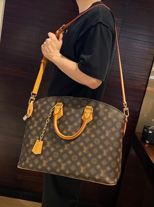 Louis Vuitton 2022-23FW Monogram Street Style Leather Logo Messenger &  Shoulder Bags (M81606)