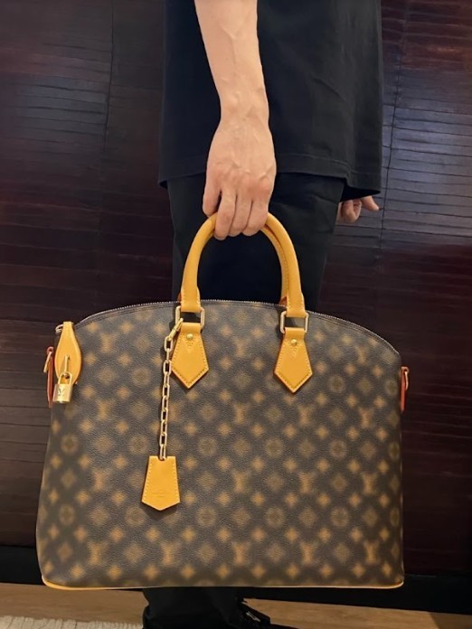 Louis Vuitton 2022-23FW Monogram Street Style Leather Logo Messenger &  Shoulder Bags (M81606)