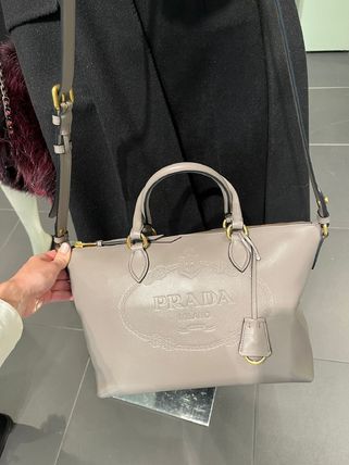 レザー(本革) PRADA x バッグ・カバン(レディース) - 海外通販のBUYMA 最新作売れ筋が満載 ビジネス ハンドバッグ プラダ PRADA 通勤 ♡ 型押し 革 レザー ハンドバッグ