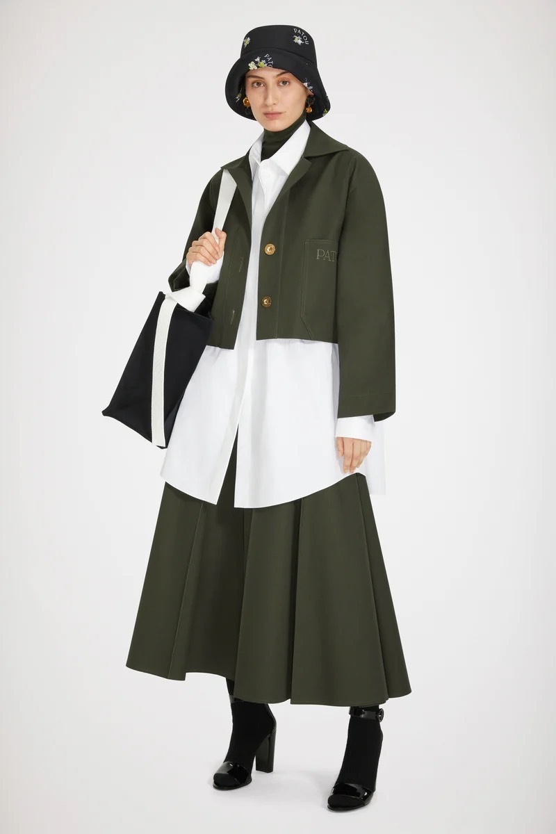 送料関税込■PATOU■クロップド丈コットンギャバジンジャケット ◇関税込◇PATOUオーガニックコットン クロップドロゴジャケット
