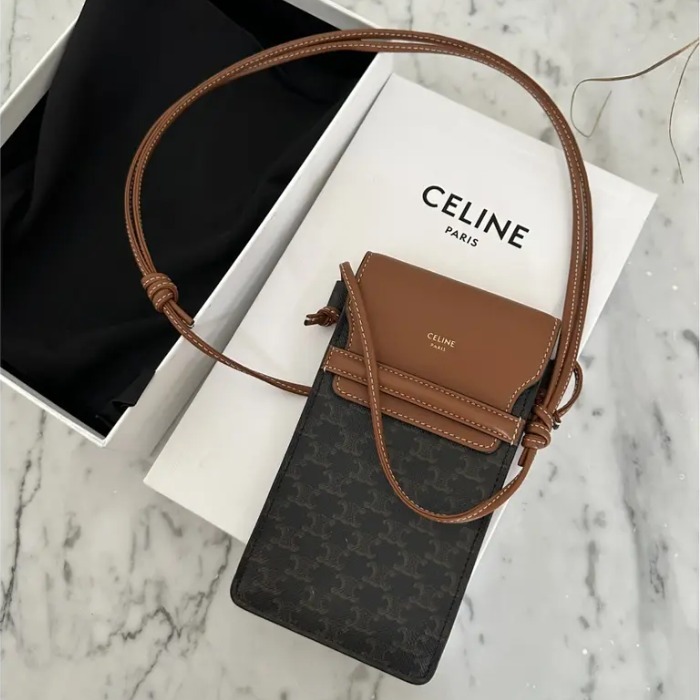 ◆国内発送◆【CELINE】フラップ付きモバイルポーチ 2WAY