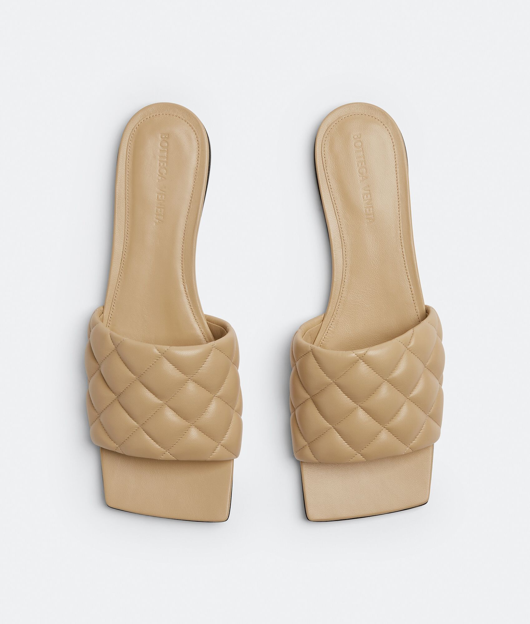 BOTTEGA VENETA〕パデッド レザーフラットサンダル | sweatreno.com