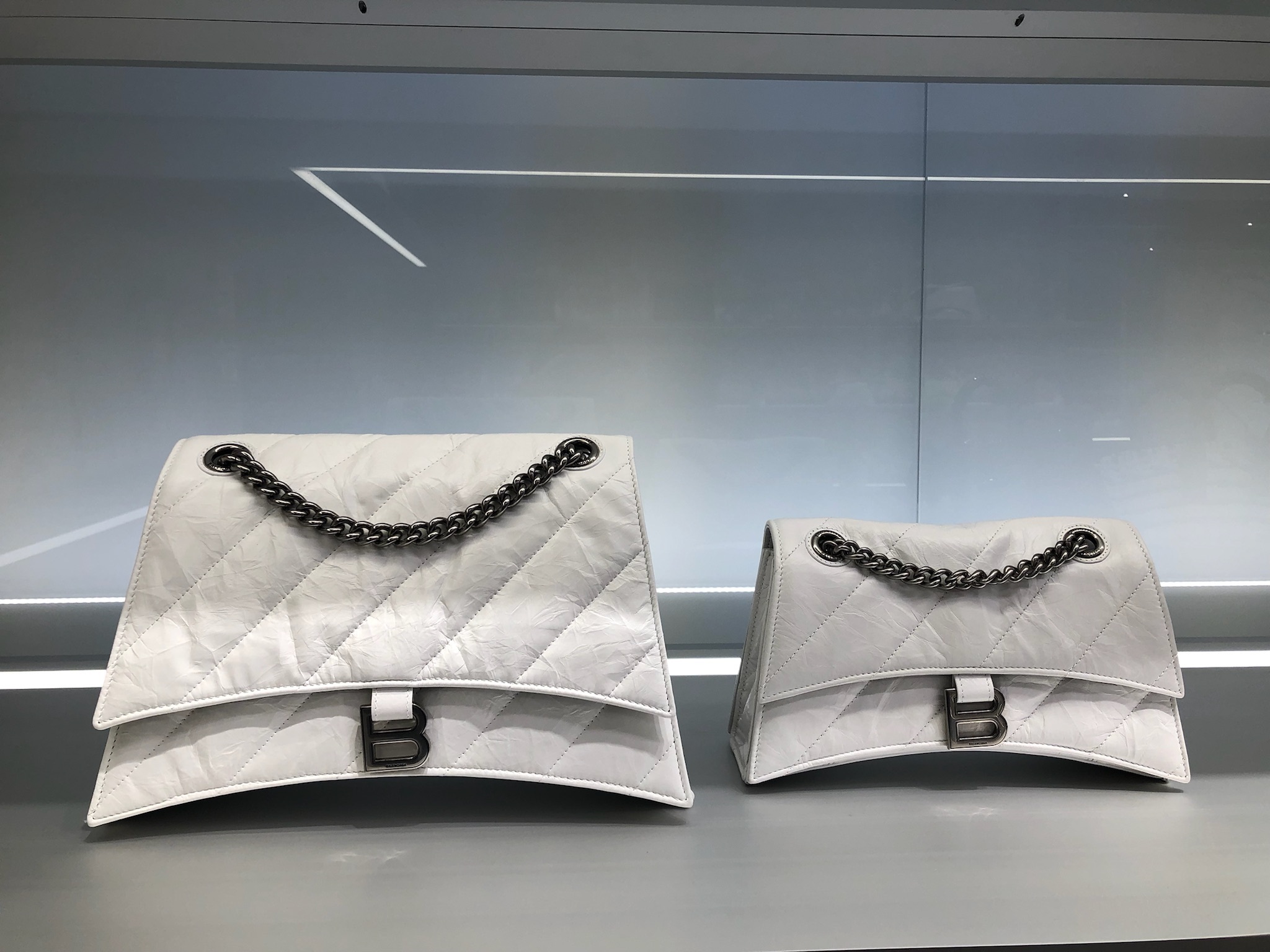 【BALENCIAGA】CRUSH MEDIUM チェーンBAG キルト仕上げ B ロゴ BALENCIAGA】CRUSH MEDIUM チェーンBAG キルト仕上げ B ロゴ