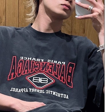 stray kids他着用【BALENCIAGA】B AUTHENTICロゴ ラージ Tシャツ