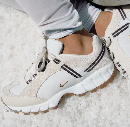 人気コラボ！NIKE x Jacquemus Air Humara LX Light Bone Gold