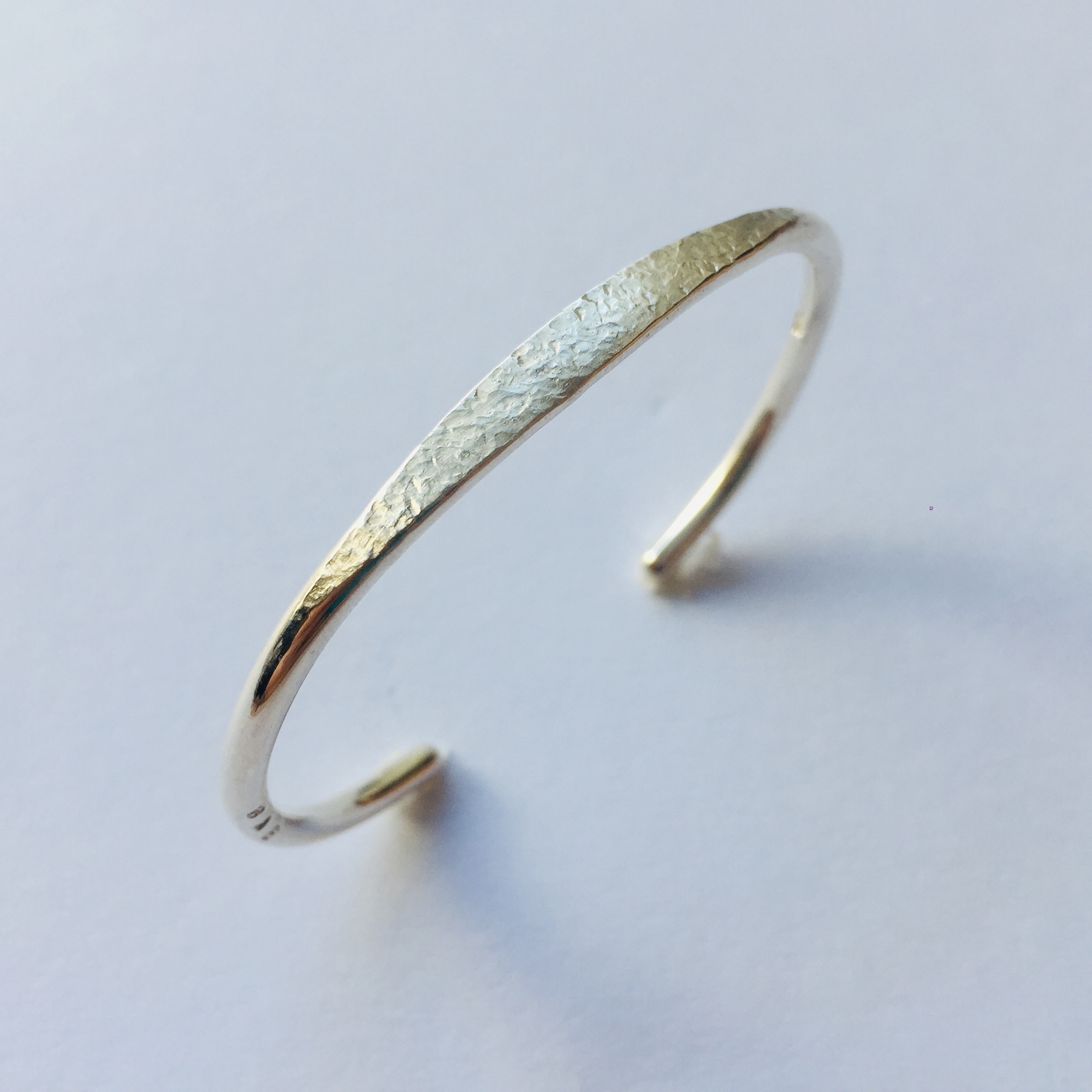 ブレスレット Silver Oval Shape Hammered Surface Bangle / Bracelet / Cuff