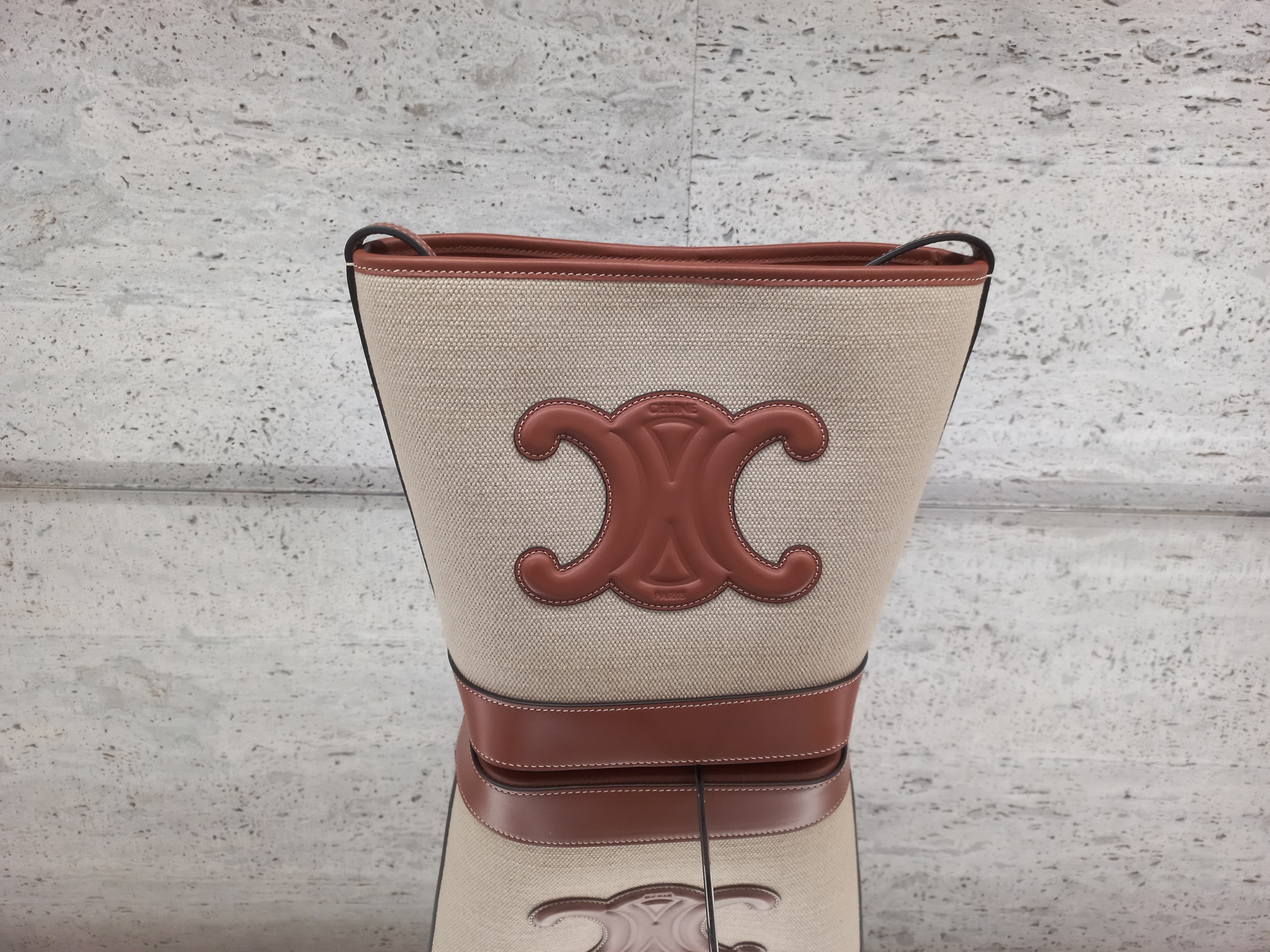 ☆CELINE☆直営店買付☆上品Small Bucket Bag/CUIR TRIOMPHE☆