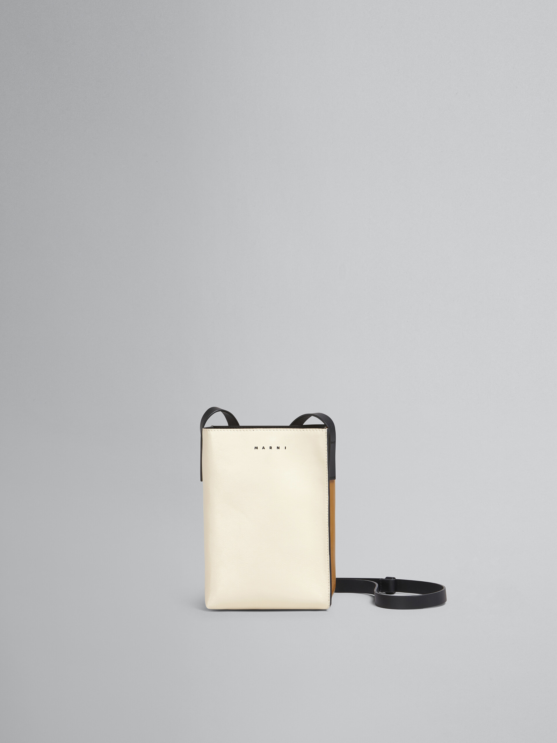 プレゼントを選ぼう!
【MARNI】ホワイトブラウン SOFTバッグ シャイニーレザーのMUSEO ショルダーバッグ・ポシェット プレゼントを選ぼう!
【MARNI】ホワイトブラウン SOFTバッグ シャイニーレザーのMUSEO ショルダーバッグ・ポシェット