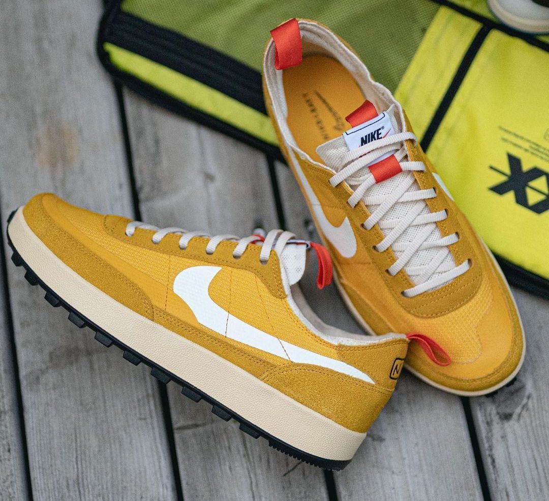 スニーカー TOM SACHS NIKE CRAFT GENERAL PURPOSE SHOE DARK SULFUR