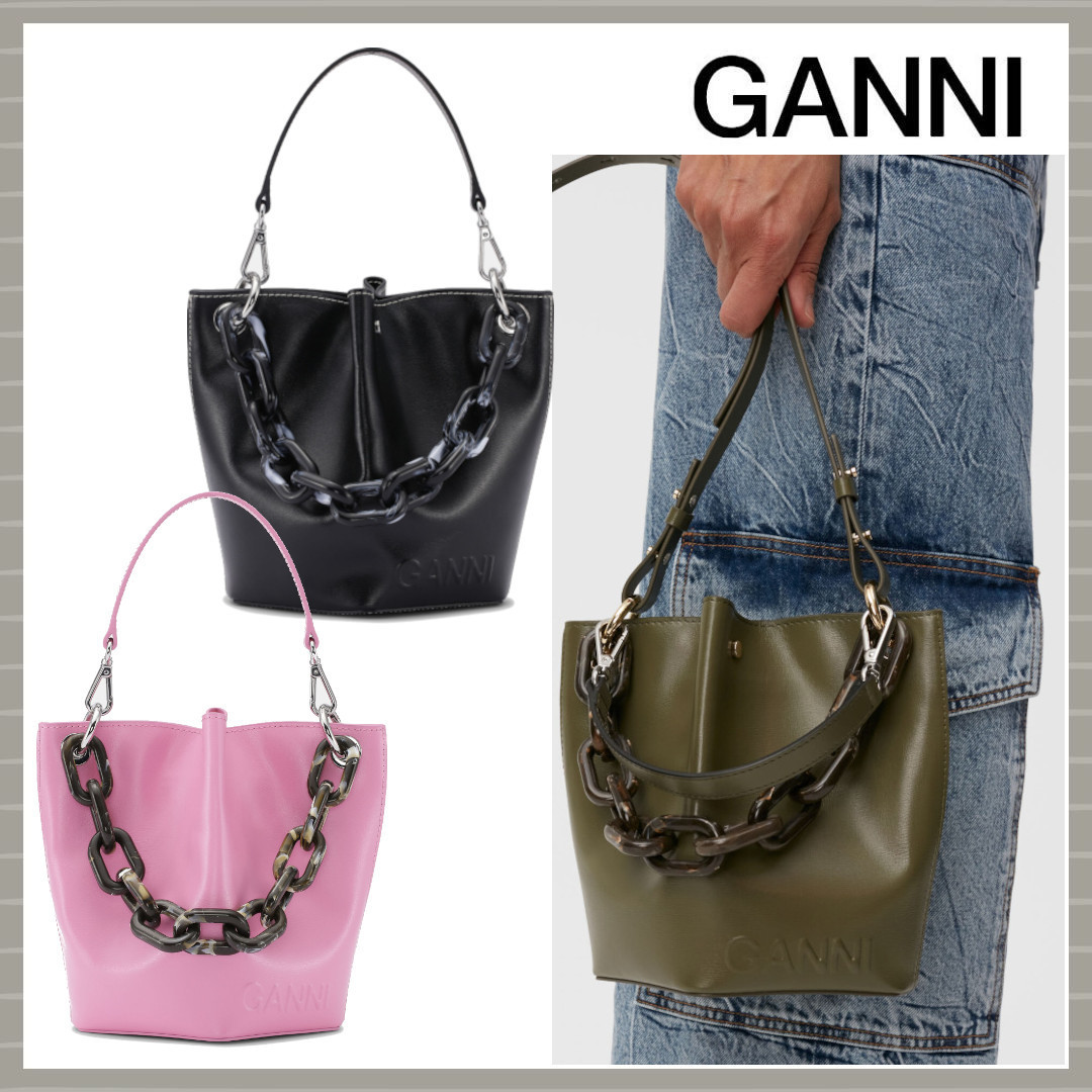 【GANNI】ロゴ入 リサイクルレザー ダイアモンド バケットバッグ 【GANNI】ロゴ入 リサイクルレザー ダイアモンド バケットバッグ