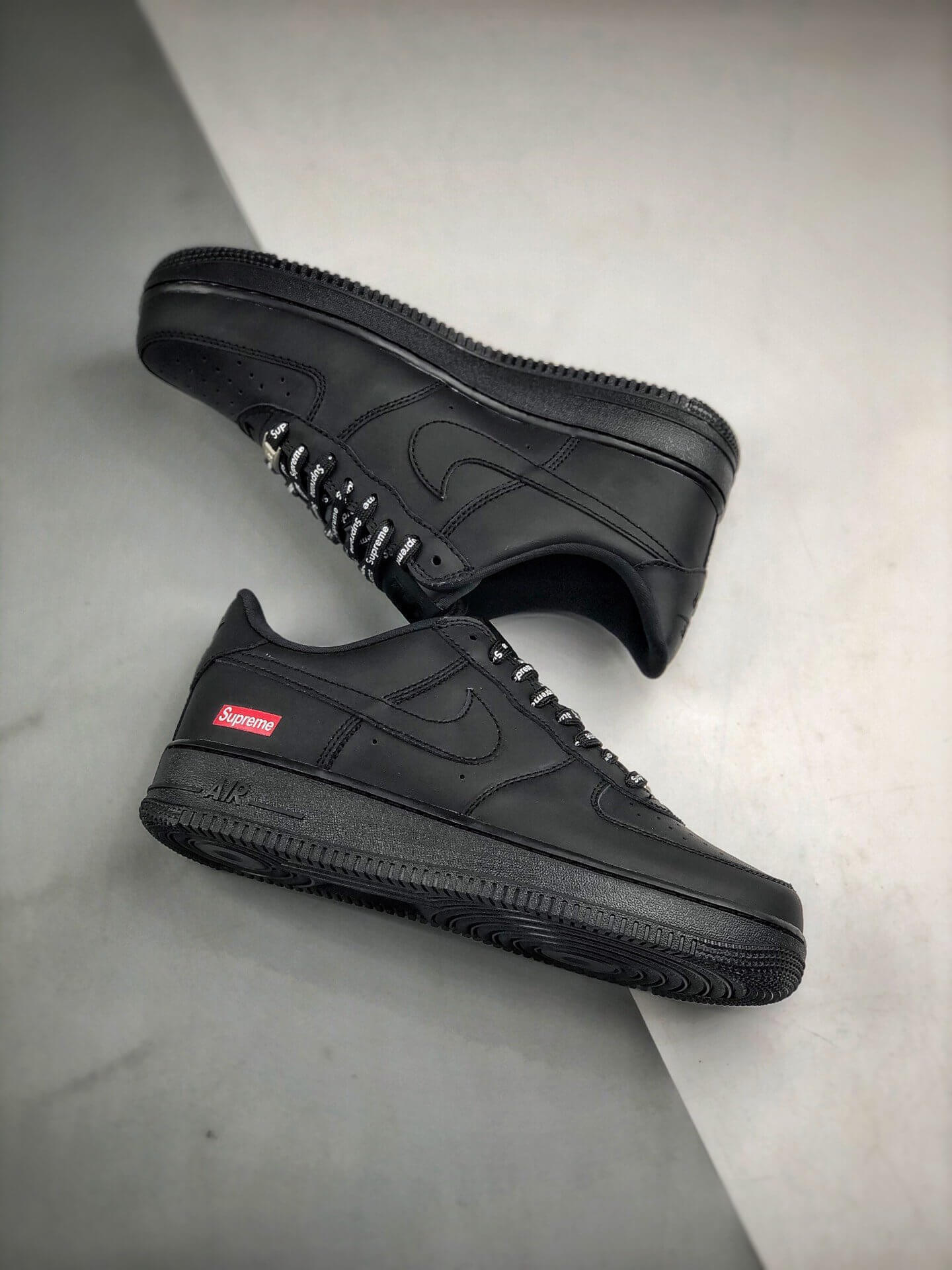 ★Nike x Supreme コラボ★Air Force 1 Low★追跡可 ☆NIKE x SUPREME☆コラボ☆AIR FORCE 1 LOW☆大人気☆追跡可