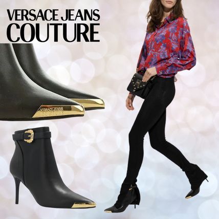VERSACE JEANS ヒール太め 人気のロゴ バックル アンクルブーツ VERSACE JEANS ヒール太め 人気のロゴ バックル アンクルブーツ