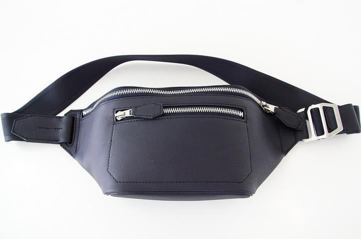 《HERMES》ワンランク上の男性に！クロスベルトバッグ Ultrapla