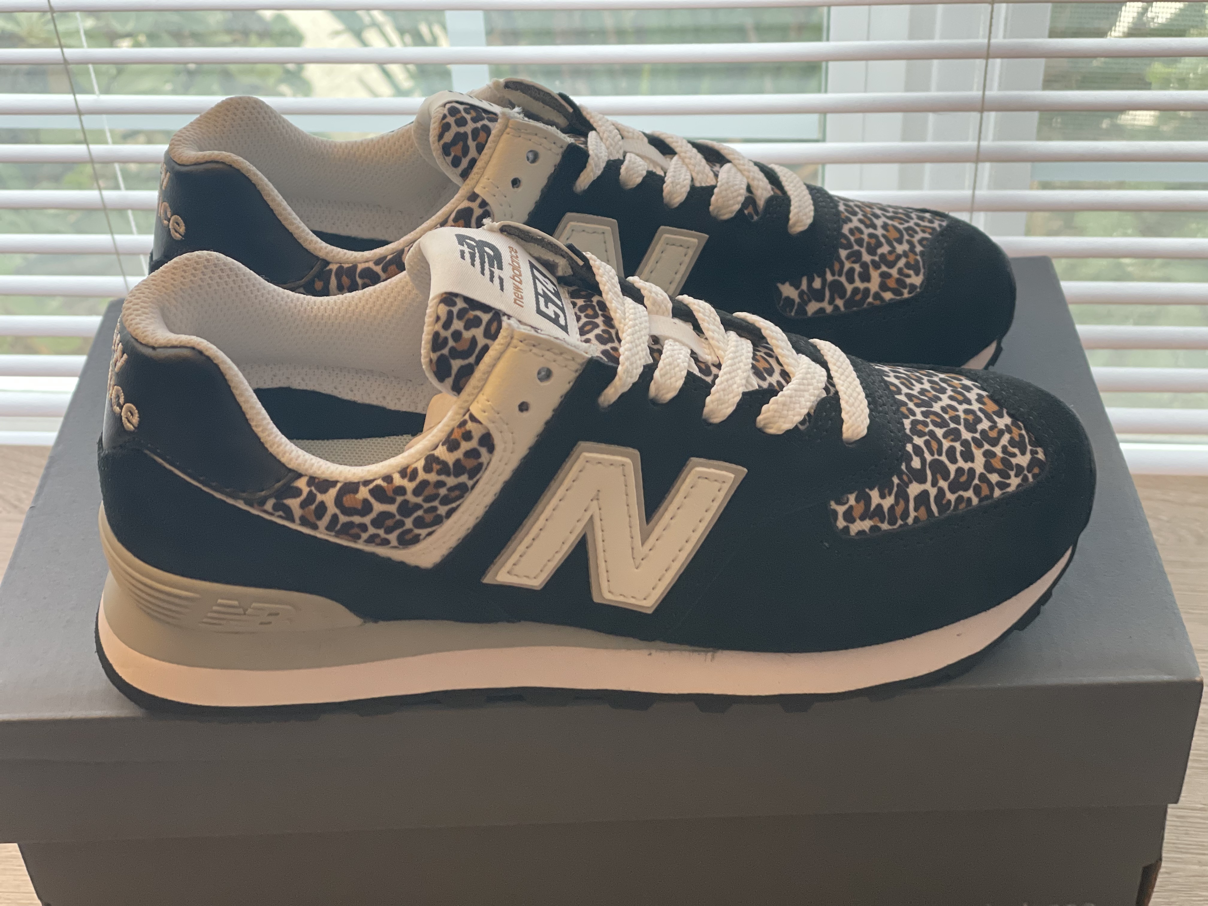 New Balance WOMEN'S 574 ブラック/アニマルプリント