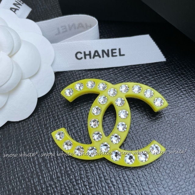 明日着 限定 キラキラ&ネオンカラー♪ CCマーク ブローチ CHANEL