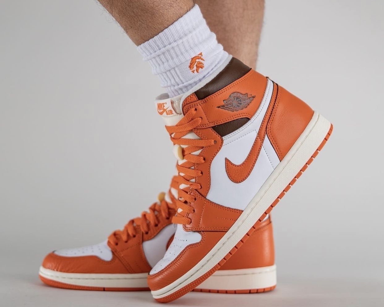 ★NIKE★人気!★W AIR JORDAN 1 RETRO HI OG \"STARFISH\"★追跡可