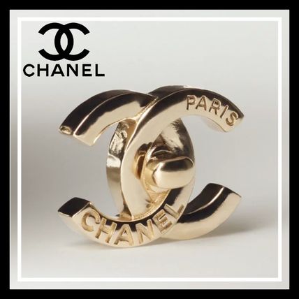 ブローチ CHANEL x アクセサリー(レディース) - 海外通販のBUYMA