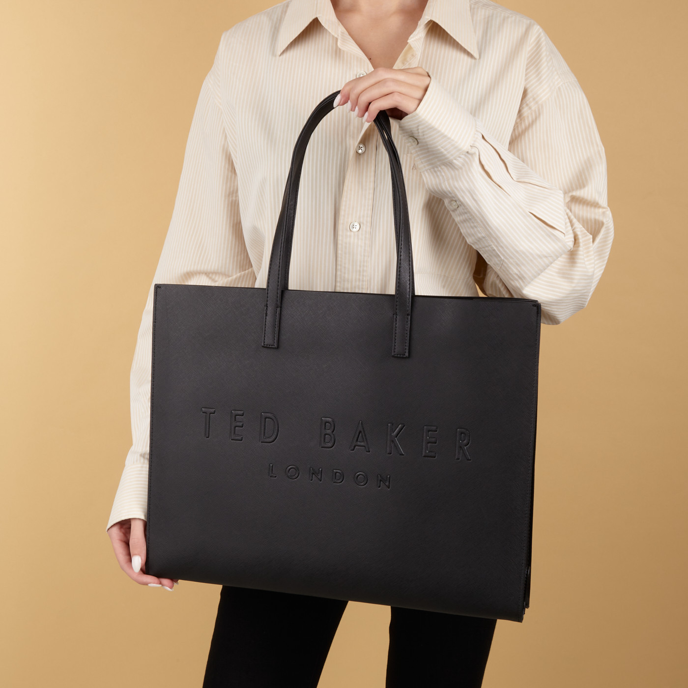 人気【TED BAKER】Sukicon ロゴ アイコントートバッグ Ted Baker London Sukicon Croc Embossed Icon Large Tote Bag