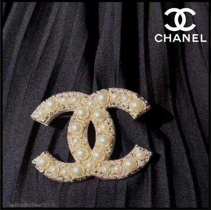 ブローチ CHANEL(シャネル) アクセサリー(レディース) - 海外通販のBUYMA