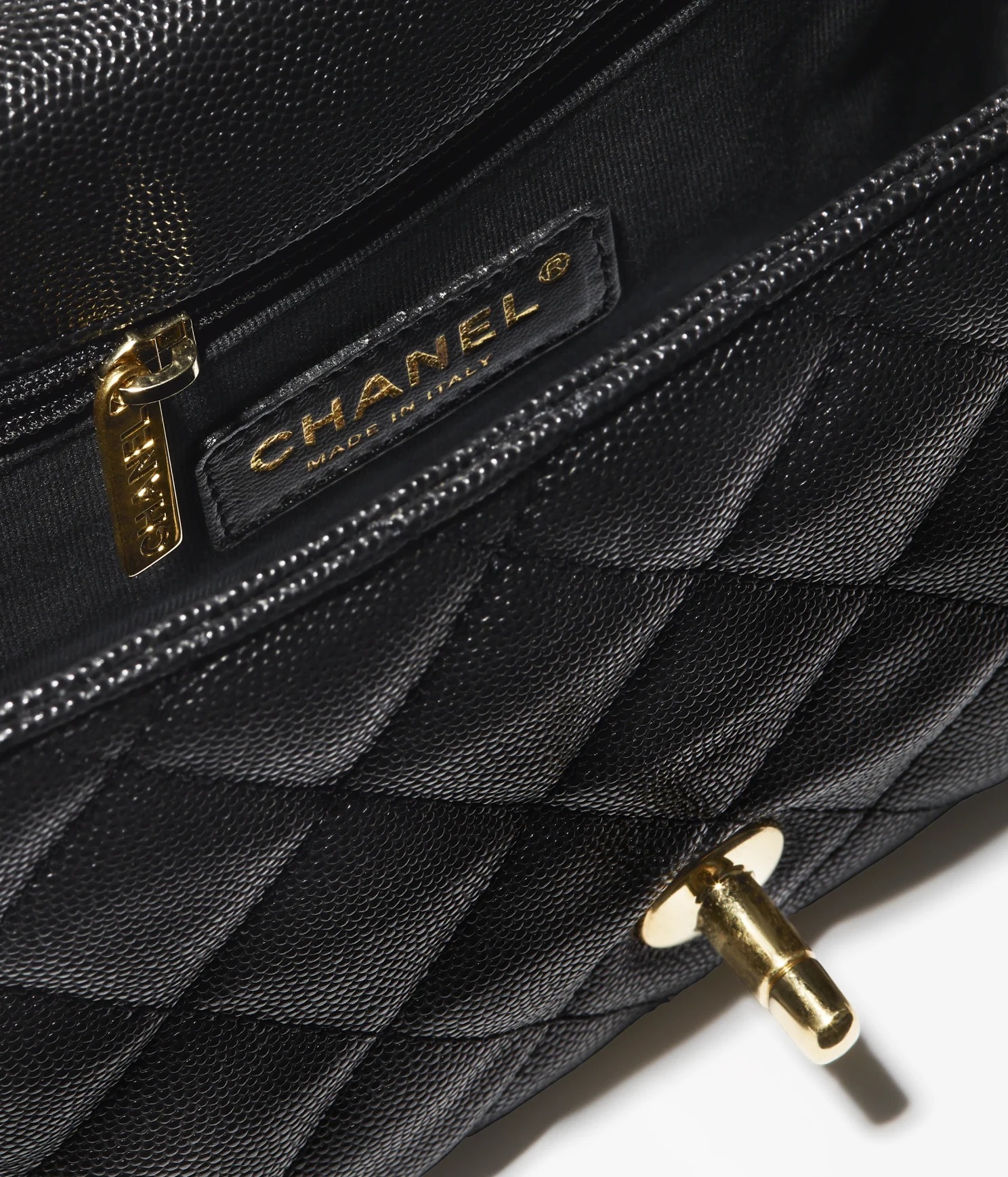 CCマークチェーンが可愛い CHANEL スモールフラップバック チェーンのCCマークが可愛い】CHANEL ミニ フラップ バッグ