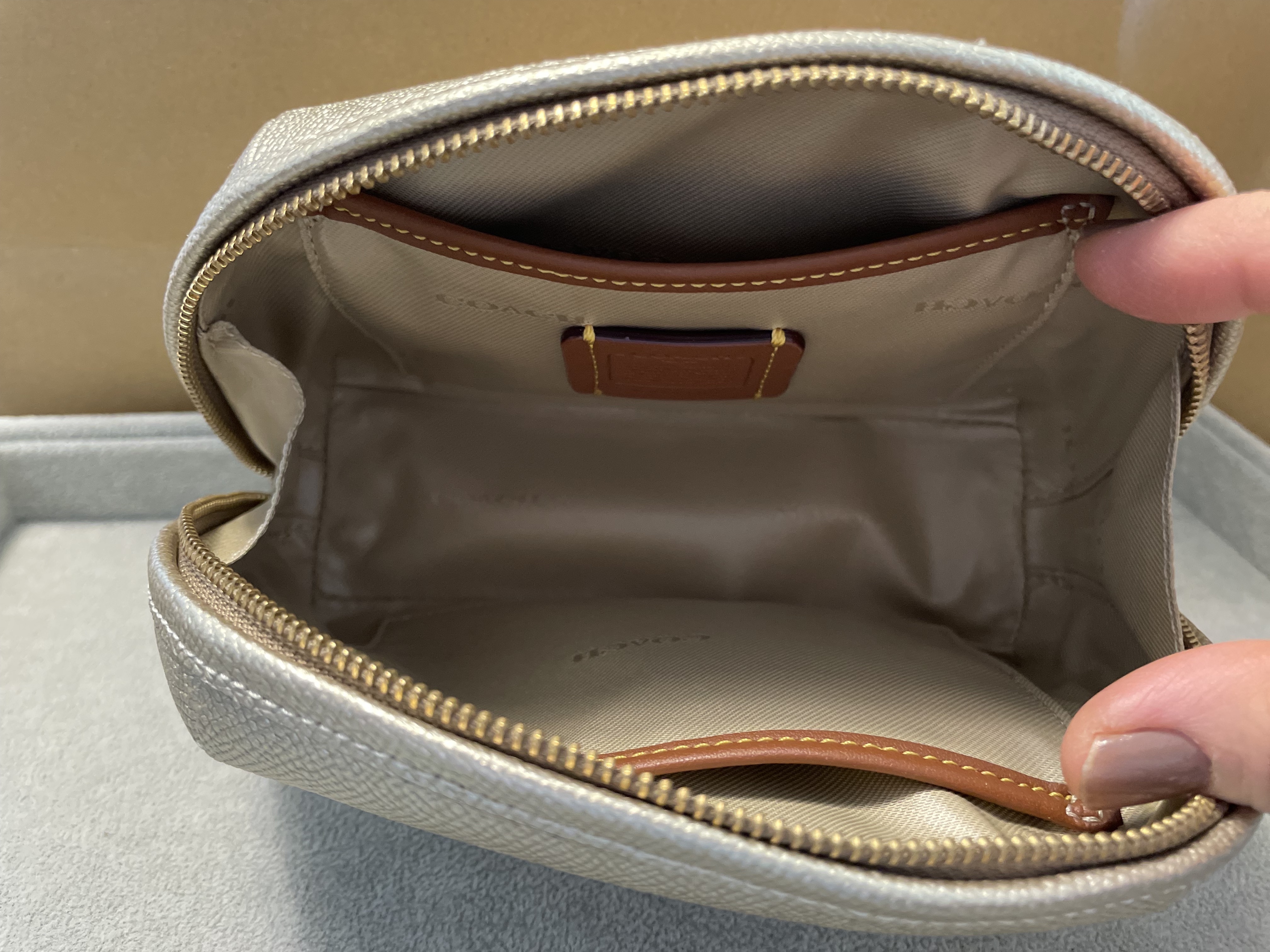 【国内発送☆直営店レシート付】Coachジュリエンヌメイクケース 国内発送☆直営店レシート付】Coachジュリエンヌメイクケース