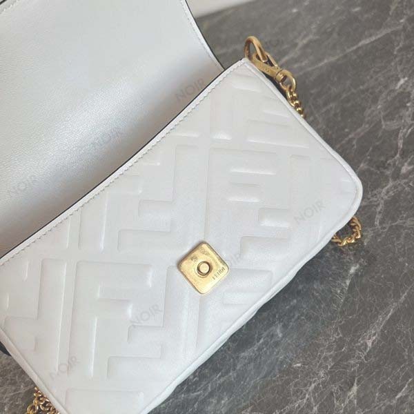 国内即発 FENDI バゲット ミニ 3WAY ストラップ取り外し可