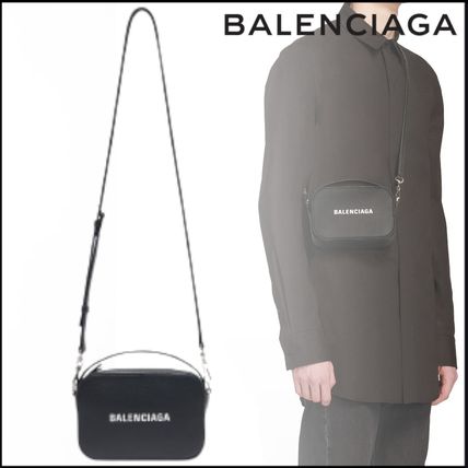 カメラバッグ BALENCIAGA EVERYDAY - 海外通販のBUYMA