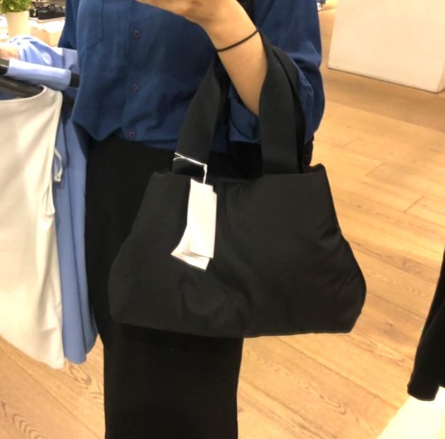 【COS】 Padded Shopper Bag : Black (RED VELVET スルギ 着用)