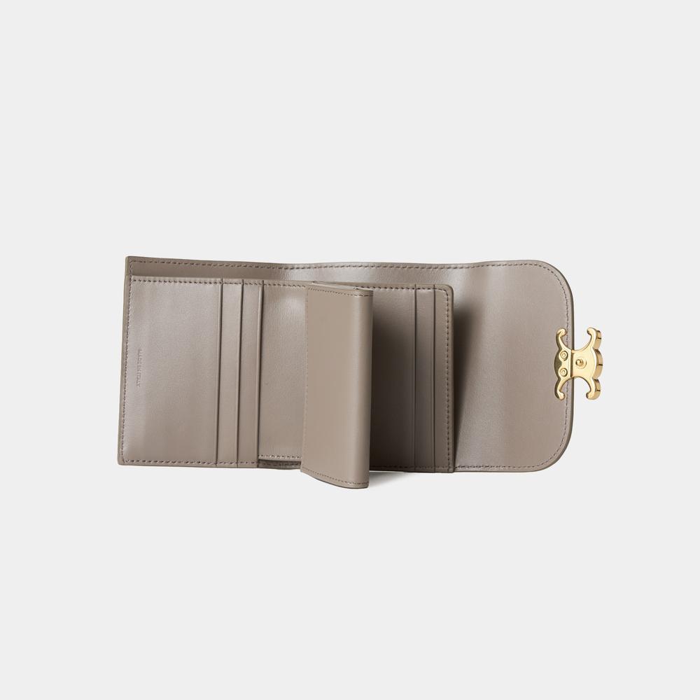 ☆CELINE☆殿堂入り!!大人気エレガントなコンパクト三つ折り財布
