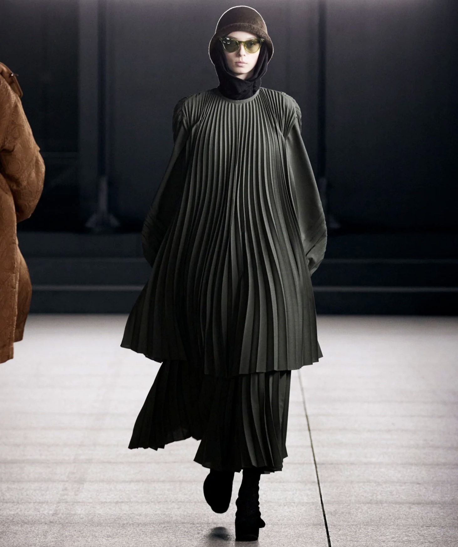 マメクロコウチ】Curved Pleated Dress カーブプリーツドレス (Mame