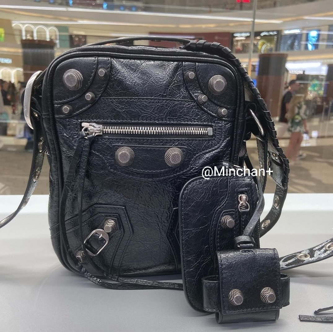 Men's Le Cagole Crossbody Bag in Black | Balenciaga CA