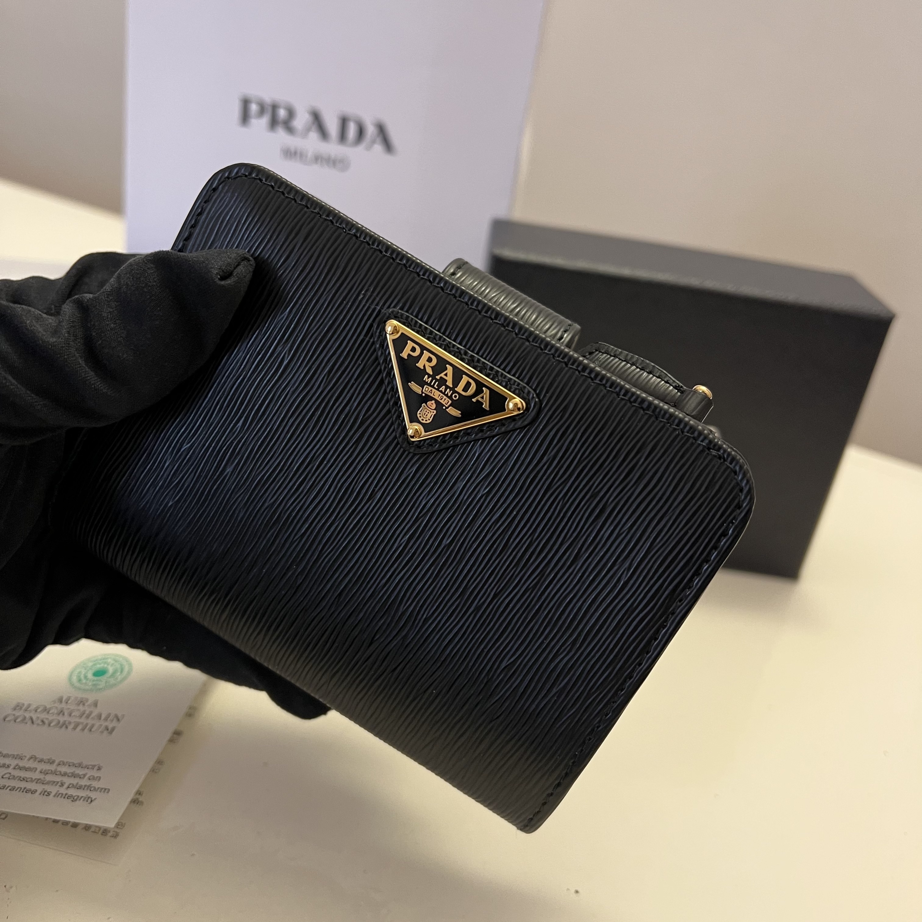 入手困難◆PRADA◆カーフスキン 二つ折り財布 コンパクト財布