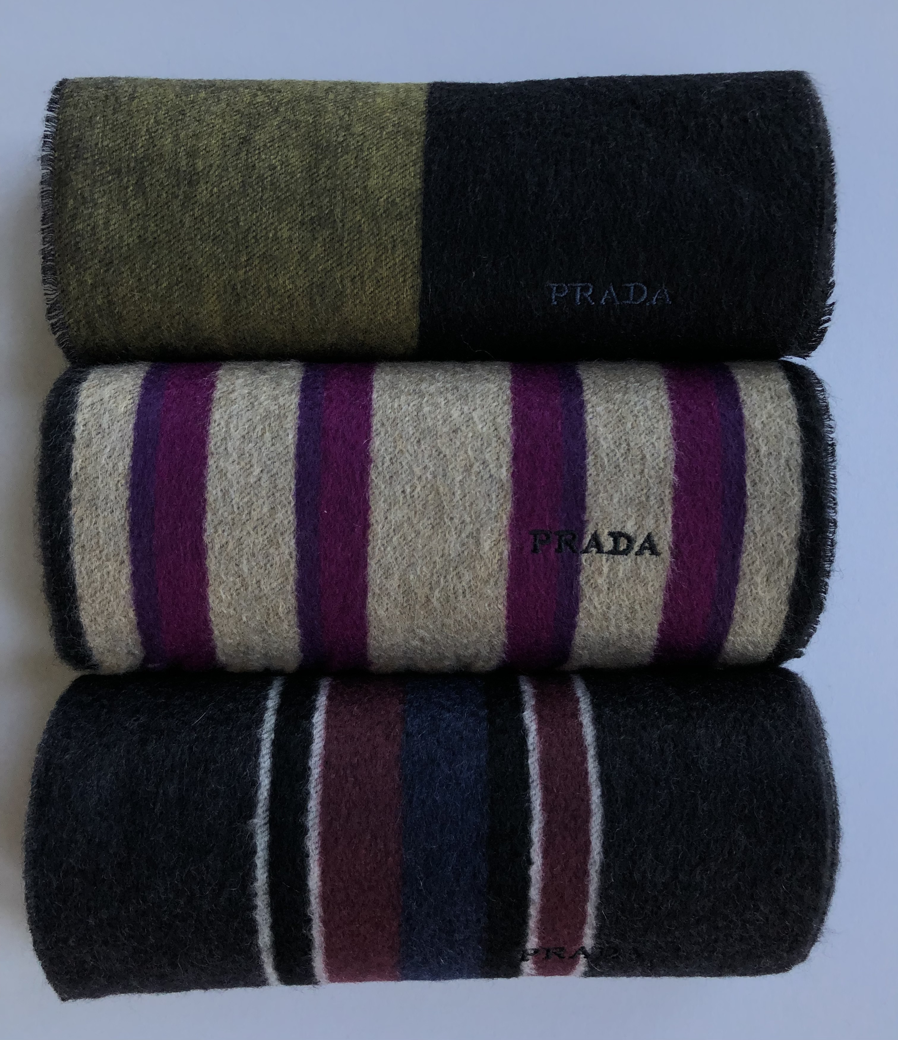 PRADAロゴ刺繍入 カシミア100%マフラー (ストライプ柄) 国内即発